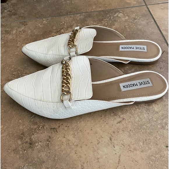 Steve Madden White Mule with Gold Chain Accent. Size 9.5 - Picture 2 of 5